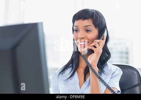 Heureux businesswoman répond au téléphone Banque D'Images