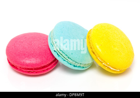 Trois macarons colorés isolé sur blanc. Banque D'Images