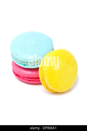 Trois macarons colorés isolé sur blanc. Banque D'Images