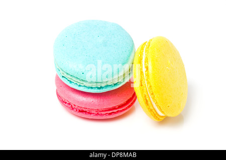 Trois macarons colorés isolé sur blanc. Banque D'Images