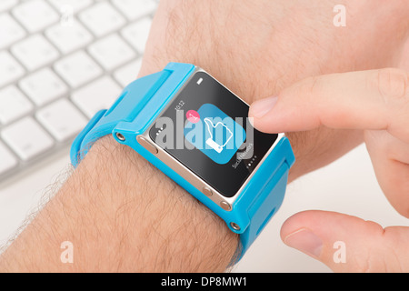 Homme des touchers du doigt comme sur l'icône smart watch bleu Banque D'Images