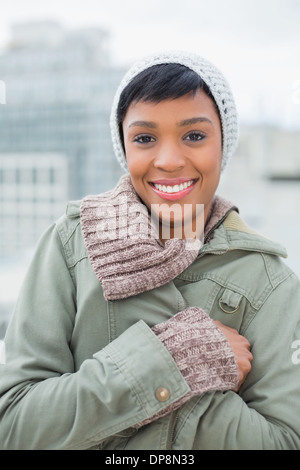 Lovely young model in winter clothes posing and looking at camera Banque D'Images