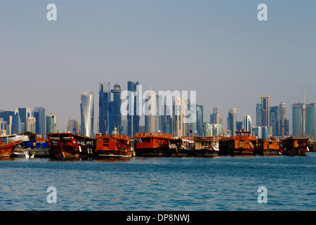 Doha, Qatar : voiliers traditionnels appelés dhows ajouter de la vie et de l'énergie à l'horizon de la dynamique région de la baie de l'Ouest Banque D'Images