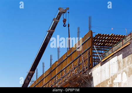 Une grue mobile s'apprête à lever pour coffrage de béton armé Banque D'Images