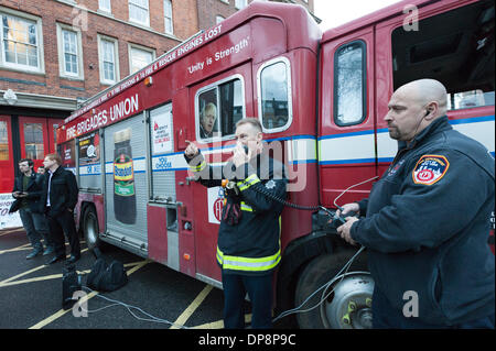 Caserne de Clerkenwell, Londres, Royaume-Uni. 9 janvier, 2014. Les adresses d'un pompier et collègues partisans en caserne de Clerkenwell ferme ses portes pour la dernière fois. Clerkenwell, considérée comme la plus ancienne caserne au Royaume-Uni, ont été affectés à la clôture ainsi que 9 autres stations dans la capitale, par des compressions budgétaires imposées par le maire de Londres, Boris Johnson. Credit : Lee Thomas/Alamy Live News Banque D'Images