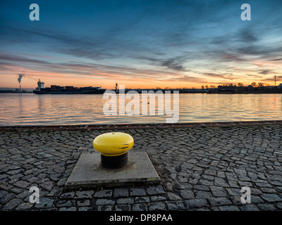 Serrures à la sortie du canal de Kiel au coucher du soleil, Allemagne Banque D'Images