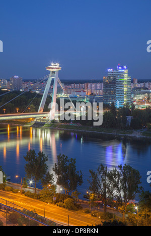 Vue d'un nouveau pont au crépuscule, Bratislava, Slovaquie Banque D'Images