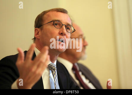 Cologne, Allemagne. 09Th Jan, 2014. Hans-Peter Haferkamp, chef du projet de recherche 'Cologne La Justice à l'époque nazie" présente les résultats de l'enquête à Cologne, Allemagne, 09 janvier 2014. En coopération avec le ministère de la justice et de la recherche scientifique, l'étude a lieu depuis plusieurs années à la Haute Cour régionale de Cologne. Photo : Oliver Berg/dpa/Alamy Live News Banque D'Images