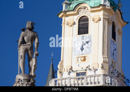 Ancien hôtel de ville et la statue de Roland Fontaine Hlavne Nam (place principale), Bratislava, Slovaquie Banque D'Images