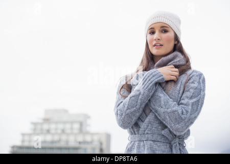 Jeune femme froide avec des vêtements d'hiver sur posing Banque D'Images