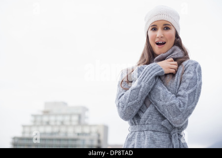 Surpris jeune femme avec des vêtements d'hiver sur posing Banque D'Images