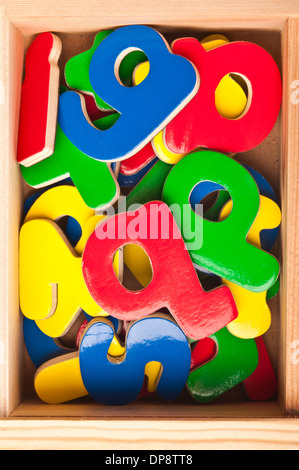 Lettres alphabet coloré en bois dans une boîte Banque D'Images