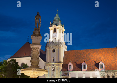 Ancien hôtel de ville et la fontaine de Roland dans Hlavne Nam (place principale) au crépuscule, Bratislava, Slovaquie Banque D'Images