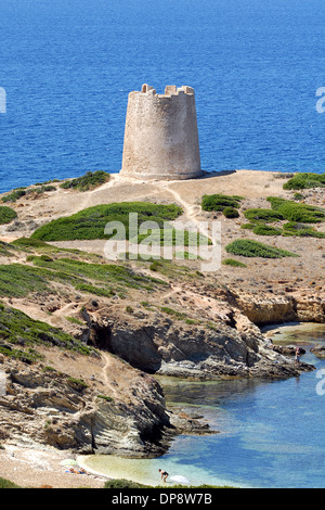 Cala Piscinni, Sardaigne, Baia Chia. La petite plage de Capo Malfatano avec votre vieille tour et votre belle mer Banque D'Images