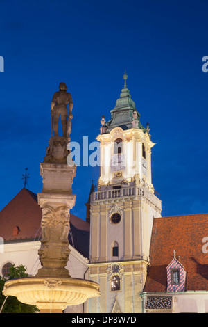 Ancien hôtel de ville et la fontaine de Roland dans Hlavne Nam (place principale) au crépuscule, Bratislava, Slovaquie Banque D'Images