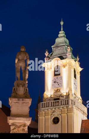 Ancien hôtel de ville et la fontaine de Roland dans Hlavne Nam (place principale) au crépuscule, Bratislava, Slovaquie Banque D'Images