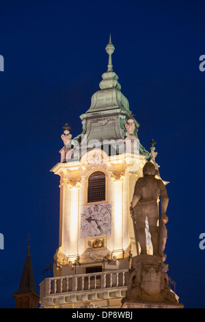 Ancien hôtel de ville et la fontaine de Roland dans Hlavne Nam (place principale) au crépuscule, Bratislava, Slovaquie Banque D'Images