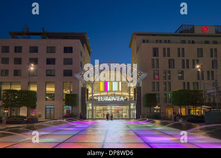 Centre Eurovea comprenant Galleria Shopping mall, au crépuscule, Bratislava, Slovaquie Banque D'Images