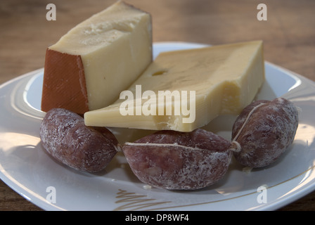 Un saucisson toscan typique avec quelques fromages classiques Banque D'Images