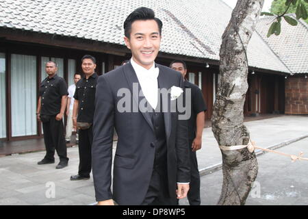 L'île de Bali, Indonésie. 8 janvier, 2013. Hawick acteur et actrice Lau Yang Mi tenir la cérémonie du mariage dans l'île de Bali, Indonésie le mercredi 8 janvier 2013. Credit : TopPhoto/Alamy Live News Banque D'Images