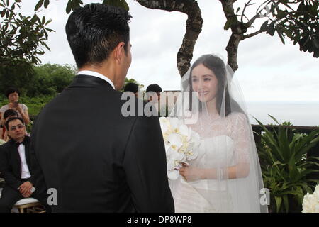 L'île de Bali, Indonésie. 8 janvier, 2013. Hawick acteur et actrice Lau Yang Mi tenir la cérémonie du mariage dans l'île de Bali, Indonésie le mercredi 8 janvier 2013. Credit : TopPhoto/Alamy Live News Banque D'Images