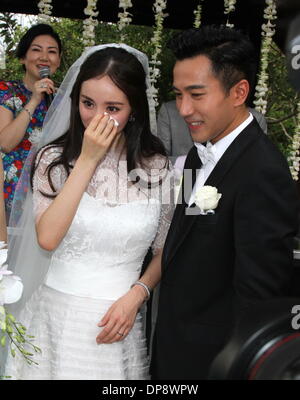 L'île de Bali, Indonésie. 8 janvier, 2013. Hawick acteur et actrice Lau Yang Mi tenir la cérémonie du mariage dans l'île de Bali, Indonésie le mercredi 8 janvier 2013. Credit : TopPhoto/Alamy Live News Banque D'Images