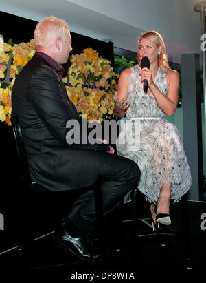 Melbourne, Australie. Jan 9, 2014. Maria Sharapova (R) de la Russie assiste à un événement médiatique de l'avant de l'Open d'Australie 2014 à Melbourne, Australie, le 9 janvier 2014. Credit : Bai Xue/Xinhua/Alamy Live News Banque D'Images