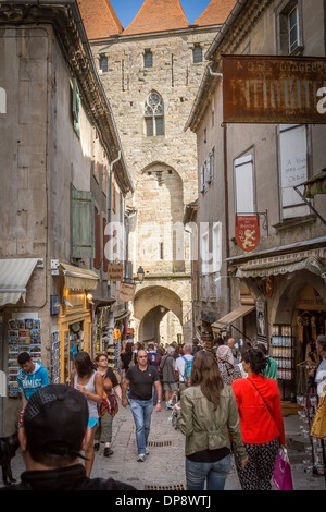 Carcassonne, France, Europe. Avis de touristes shopping dans les vieilles rues de la ville médiévale. Banque D'Images