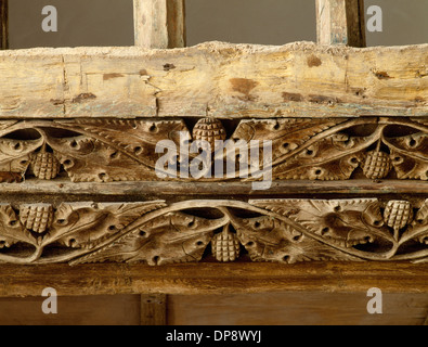 Détail de vigne chêne percé défile sur faisceau entre le jubé et l'écran (1495) dans l'église St Eilian, Llaneilian, Anglesey. La symbolique chrétienne. Banque D'Images