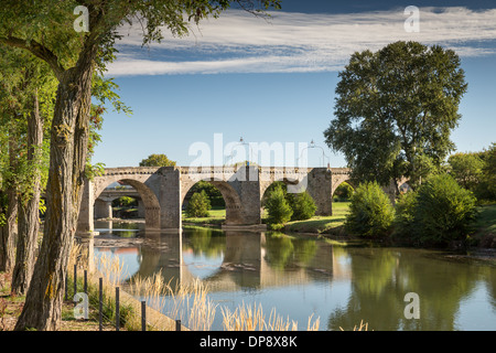 Carcassonne. La France, l'Europe. L'ancien Pont Vieux sur la rivière L'Aude entre la Cité et la Bastide. Banque D'Images