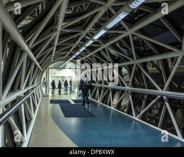 Passerelle piétonne pour les amateurs de shopping entre le centre commercial Bentall et le parking de Kingston upon Thames, dans le Grand Londres, au Royaume-Uni Banque D'Images