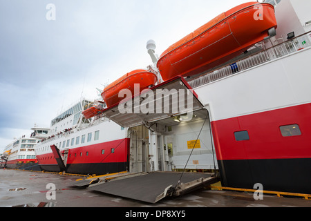 La porte rampe côté ouvert sur le grand port de traversier de passagers Banque D'Images