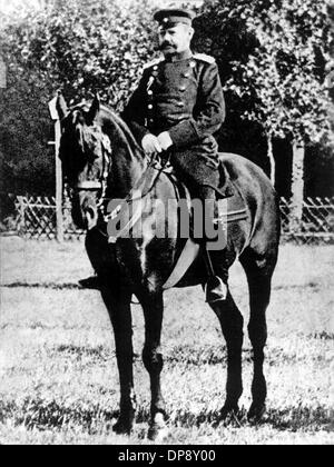 Paul von Hindenburg à cheval en tant que colonel et commandant de l'infanterie d'Oldenburg n° 91 dans l'année 1894. Hindenburg est élu président de la République de Weimar après une longue et fructueuse carrière militaire. Le 30 janvier 1933, dans la journée qui est entré dans l'histoire comme le jour de la prise du pouvoir par les nationaux-socialistes, il a nommé Adolf Hitler comme chancelier. Après la mort de Hindenburg, le bureau du président de république de Weimar a expiré et a fusionné avec le bureau de la chancelière. Paul von Hindenburg est né le 2 octobre en 1847 à Posen et est mort sur le Banque D'Images