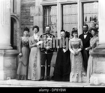 La famille impériale sur la terrasse du château Friedrichshof à Kronberg dans le Taunus, le 24 mai en 1900. Il montre l'empereur Guillaume II, avec sa mère et ses frères et sœurs (l-r), la princesse Sophie de Grèce, Viktoria zu Schaumburg Lippe, l'empereur Guillaume II, sa mère Victoria, qui, en tant que veuve elle-même appelé 'Empress' et Friedrich était la fille aînée de la reine britannique Victoria, Charlotte, héritier du trône d'Sachsen-Meinigen Prince Heinrich, de la Prusse et de Margarethe, princesse de Hessen-Kassel. Photo : Jürgen Diener dpa Banque D'Images