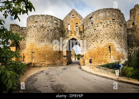 Porte des Tours, Domme, France, Europe. Vieux fortifié porte principale de la vieille ville médiévale. Banque D'Images