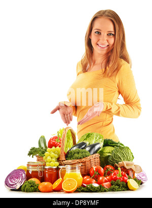 Jeune femme avec un assortiment de produits d'épicerie isolé sur fond blanc Banque D'Images