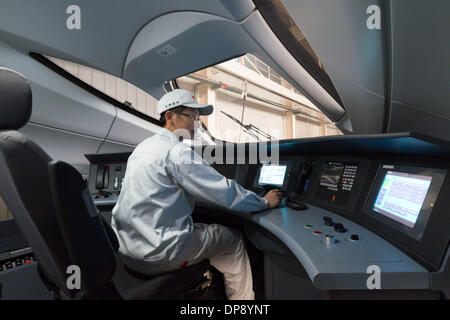 (140109) -- BEIJING, 9 janvier 2014 (Xinhua) -- un travailleur effectue le test de l'électricité statique sur un CRH380 train à grande vitesse dans l'usine de fabrication de Qingdao Sifang Co. Ltd, à Qingdao, province de Shandong en Chine de l'Est, 3 janvier 2014. Avec la vitesse la plus élevée de 380 km/heure, le modèle de CRH380A est le train le plus rapide actuellement en fonctionnement dans le monde. La CRH380A former diffère des produits étrangers pertinents dans quatre aspects clés : la forme extérieure de la locomotive, le bogie, d'étanchéité de corps de voiture, et de contrôle du réseau et des systèmes. Il a été conçu selon les normes internationales et, dans certains secteurs, Banque D'Images