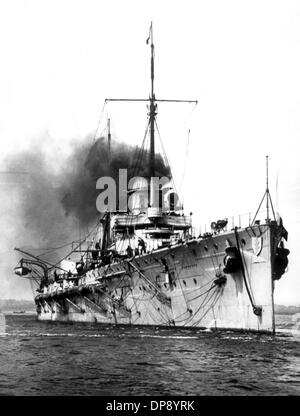 Croiseur blindé SMS Goeben, dans un style contemporain l'inscription. Le navire de la classe Moltke a été lancé le 28 mars en 1911 par Blohm et Voss à Hambourg. À partir de 1914, il a navigué sous pavillon turc et a été nommée Yavuz Sultan Selim. Il a été aboli en 1974. Banque D'Images