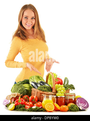 Jeune femme avec un assortiment de produits d'épicerie isolé sur fond blanc Banque D'Images