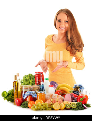 Jeune femme avec un assortiment de produits d'épicerie isolé sur fond blanc Banque D'Images