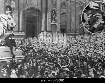 Leader national-socialiste et plus tard Chancelier Adolf Hitler prononce un discours à l'occasion de l'éclatement de la Première Guerre mondiale à Munich le 2 août en 1914. Banque D'Images