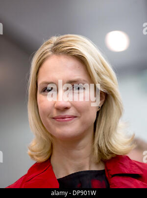 Le ministre fédéral de la famille Manuela Schwesig (SPD) se penche sur l'appareil photo à Berlin, Allemagne, 09 janvier 2014. Photo : Kay Nietfeld/dpa Banque D'Images