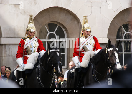 Deux gardes à cheval Cheval extérieur gardes à Whitehall, Londres Angleterre Royaume-Uni UK Banque D'Images