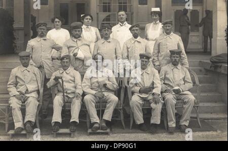 Une carte postale de la Première Guerre mondiale montre des soldats blessés avec des infirmières et d'un médecin dans un hôpital militaire, date et lieu inconnu. Photos de groupe avec les patients et le personnel de santé ont été une configuration commune pour les photos souvenirs. Photo : Sammlung Sauer Banque D'Images