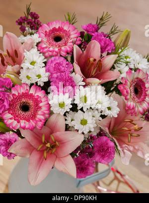 Zazu Gemini, fleur de cire de cerise, œillets en vaporisateur de lavande, chrysanthèmes blancs Santini dans un vase dans un cadre familial Banque D'Images