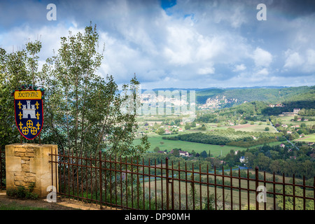 Vallée de la Dordogne, France, Europe. Vue de la belle ville pittoresque de Domme. Banque D'Images