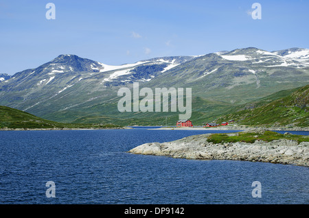 Un Lodge dans le parc national de Jotunheimen en Norvège au lac Bygdin. Banque D'Images
