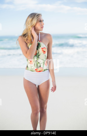 Thoughtful Blonde modèle en maillot de posing looking away Banque D'Images