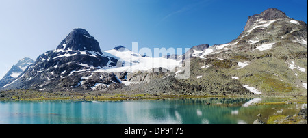 Image panoramique de lac de montagne dans le parc national de Jotunheimen en Norvège. Banque D'Images