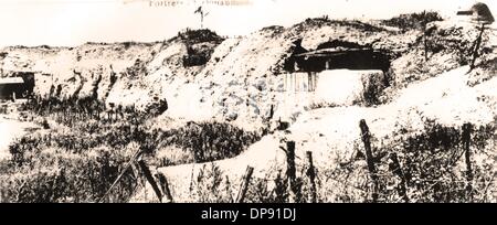 Fort Douaumont (fr. Fort de Douaumont) faisait partie du fort français de Verdun, où a eu lieu en 1916 l'une des plus grandes batailles de la première Guerre mondiale. La bataille de Verdun fut menée du 21 février au 20 décembre 1916 et devint le symbole germano-français du tragique insouciance de la guerre de tranchées due aux combats brutaux qui durent un mois. Fotoarchiv für Zeitgeschichte Banque D'Images